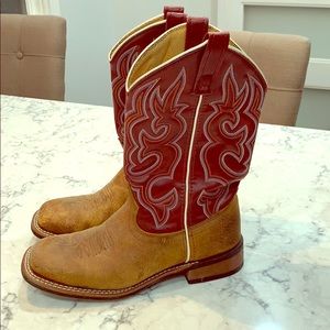 Women’s size 7 Laredo cowboy boots.